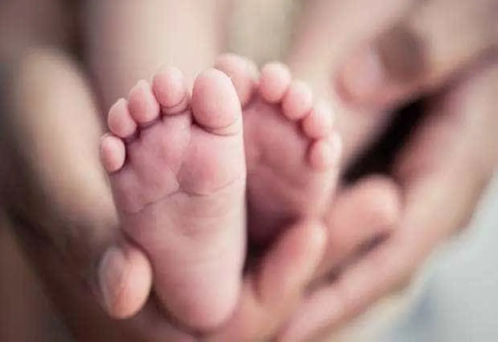 RECORD MEDICAL ÎN ALBA: O FEMEIE A NĂSCUT NOUĂ COPII PRIN CEZARIANĂ