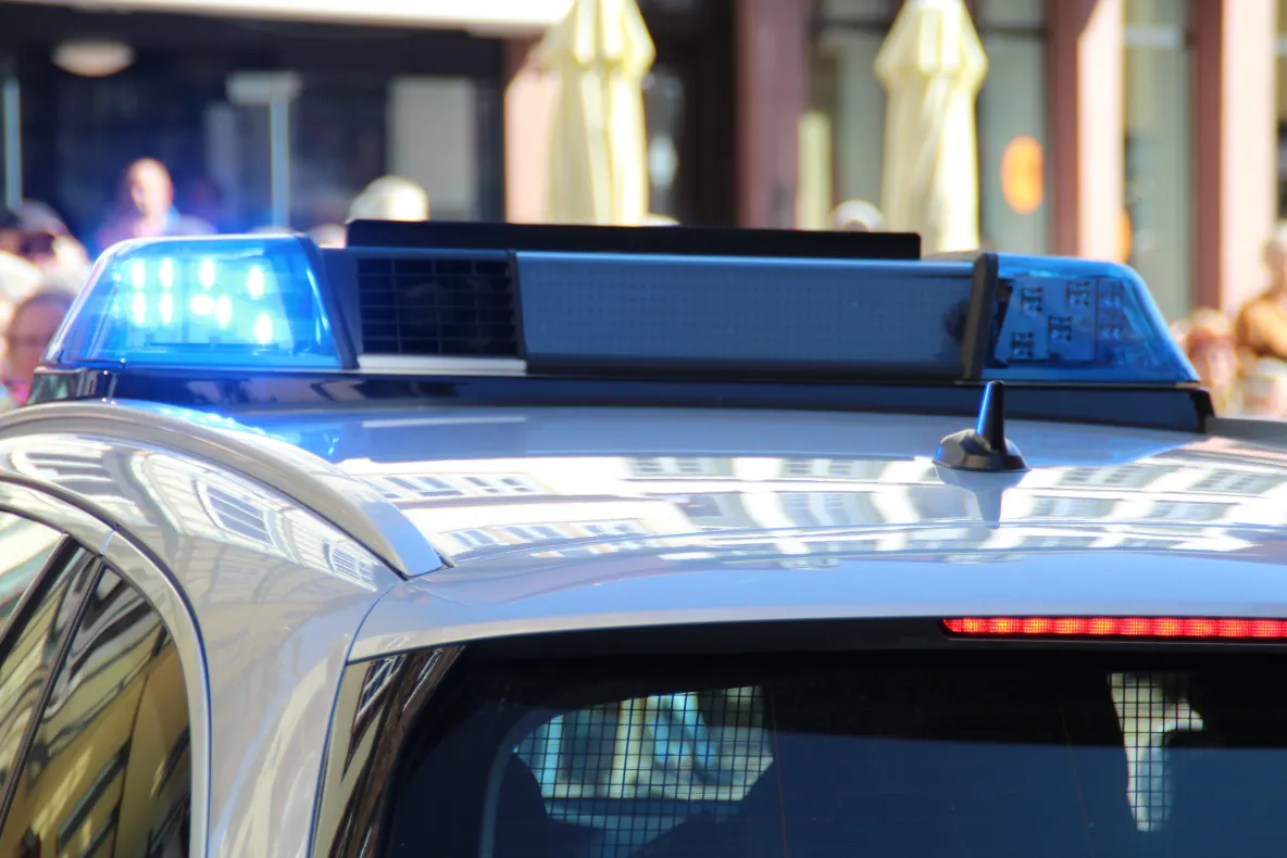 Bărbat din Alba, reținut după ce și-ar fi stropit partenera cu benzină. Polițiștii au găsit arme ilegale în locuință