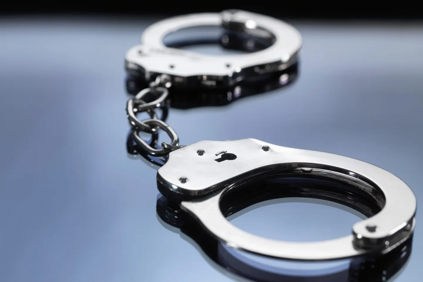 Bărbat reținut după ce a ademenit o fetiță de 9 ani cu 20 de lei și ar fi agresat-o sexual: scene dramatice la Cugir