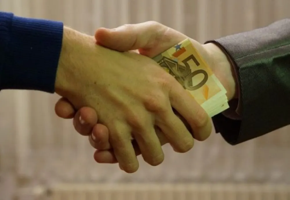 A vrut să mituiască în polițist mureșean cu 2.000 de euro. A FOST TRIMIS ÎN JUDECATĂ!
