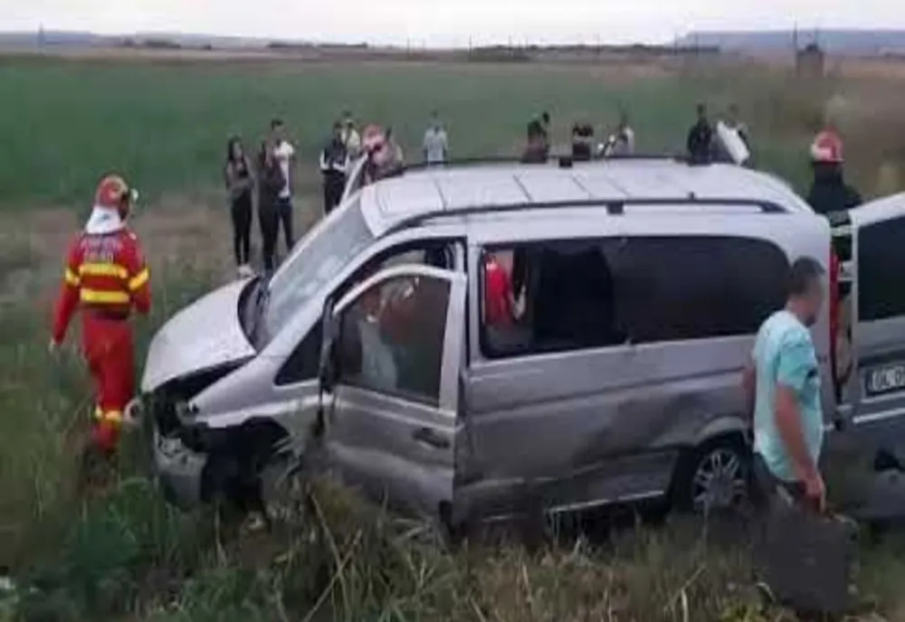 Microbuz răsturnat în județul Alba. Cinci oameni transportați la spital.
