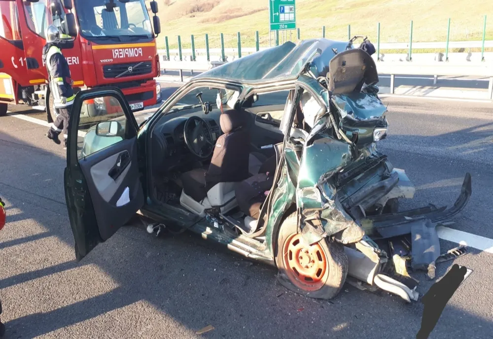 La un pas de TRAGEDIE pe A10 : O femeie încarcerată după o coliziune între 2 mașini