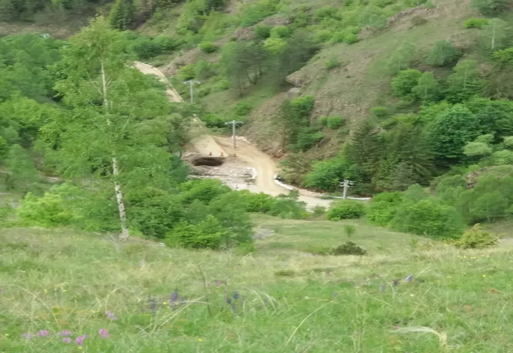 Epopeea lucrărilor absurde. Au proiectat un drum peste rețeaua de electricitate.