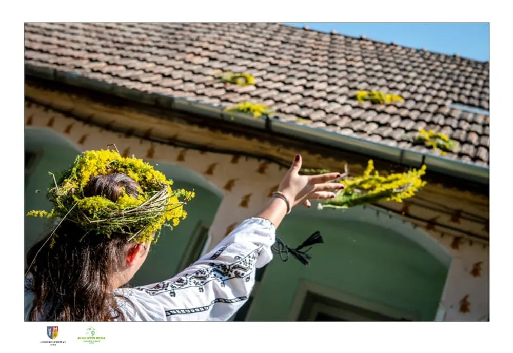 "Cununa de Sânziene" la Sâncel - obicei prezentat într-o expoziţie de fotografie etnografică
