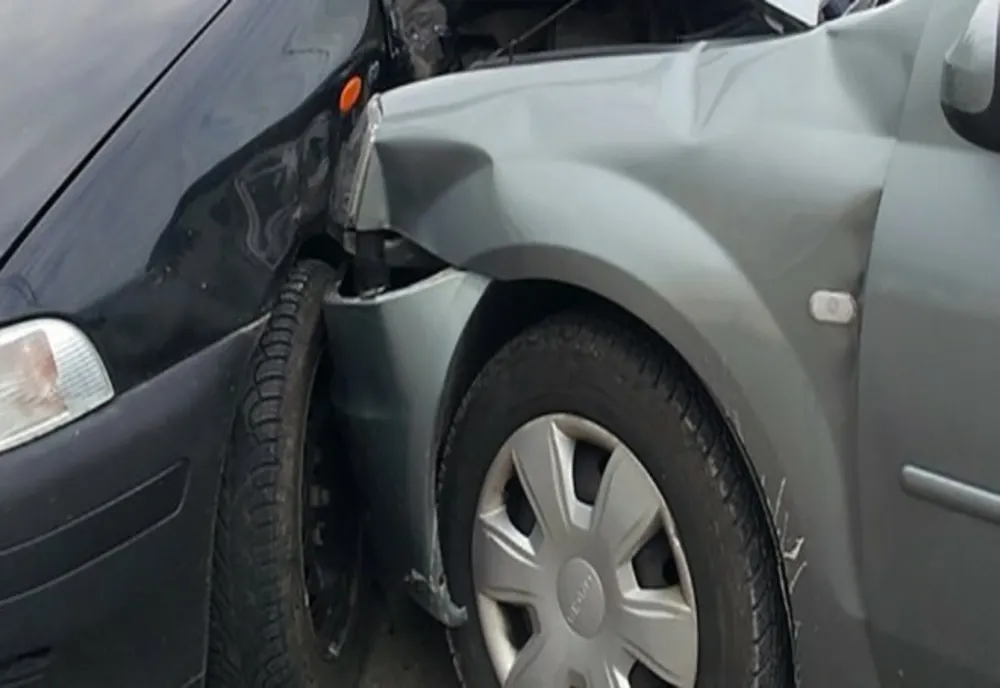 S-a urcat la volanul unei autoutilitare fără a avea permis și a lovit o mașină parcată