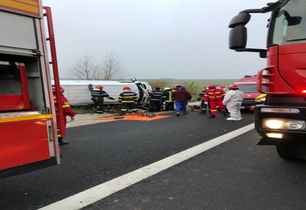 Microbuz cu șapte pasageri, răsturnat pe A1. O persoană și-a pierdut viața