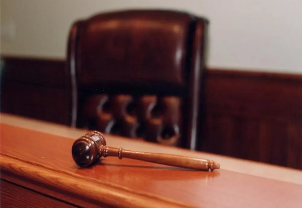 S-a ales cu dosar penal după ce și-a amenințat fosta iubită