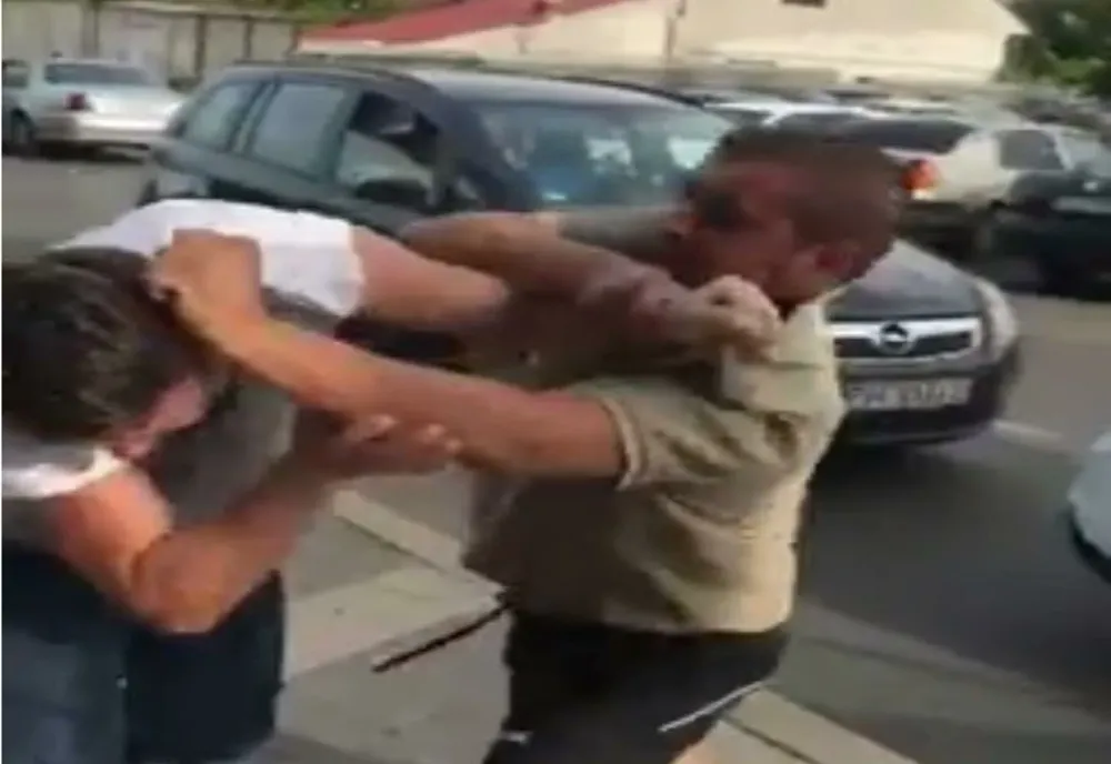 Gelozia i-a întunecat mințile și a bătut crunt un tânăr