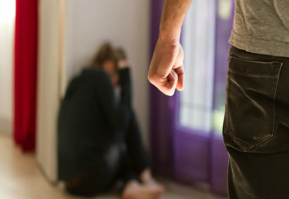 O ceartă între iubiți s-a lăsat cu amenințări și distrugeri