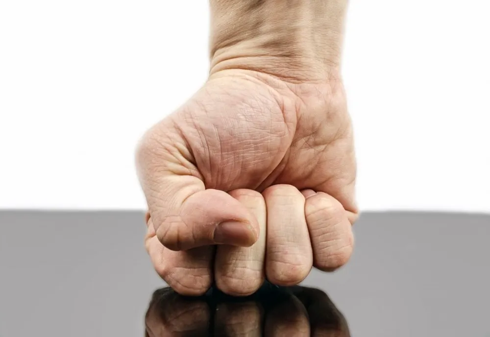 Părinți amenințați și agresați de propriul băiat