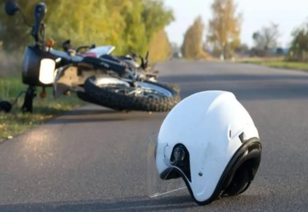 S-a răsturnat cu motocicleta!