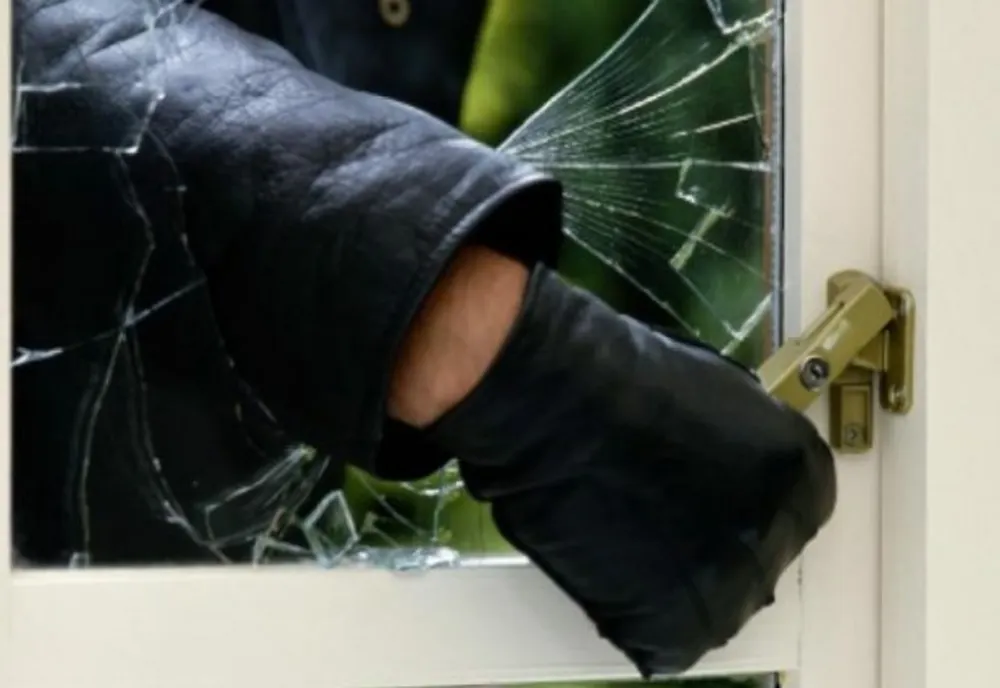 Doi tineri din Blaj au spart o casă, au furat o mașină și au condus-o fără carnet