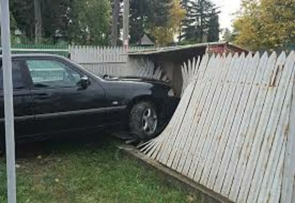 La 17 ani s-a urcat la volanul unei mașini și s-a oprit cu ea în gard! Acum are dosar penal