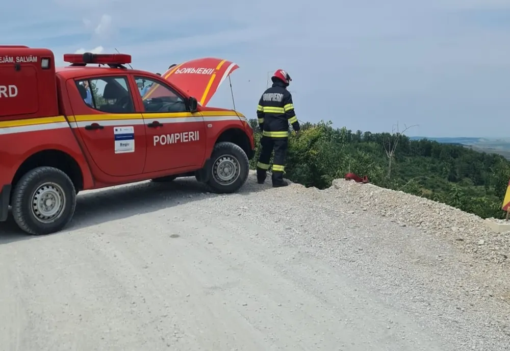 Motociclist căzut într-o râpă de 10 metri
