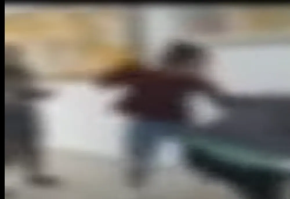 Minoră din Alba Iulia cu dosar penal după ce şi-a lovit colegele! Bătaia a fost filmată!