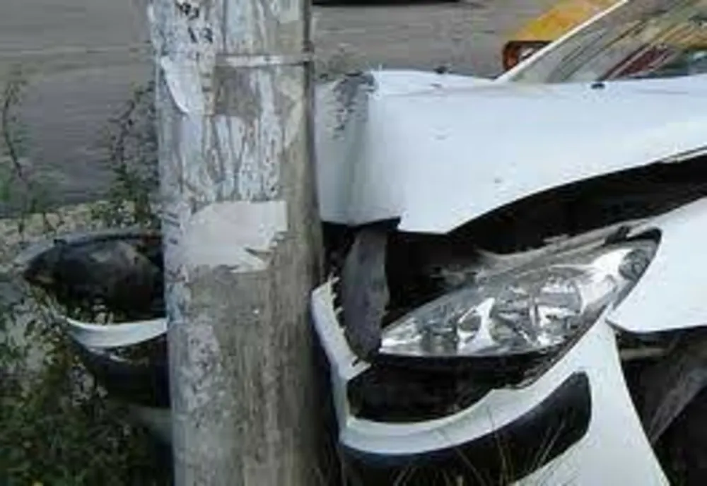 Teribilism pentru un tânăr de 20 de ani: s-a oprit cu mașina într-un stâlp. Care a fost motivul