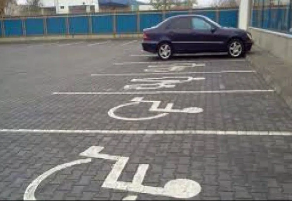 Mașina unei persoane cu handicap, parcată legal, ridicată de polițiști