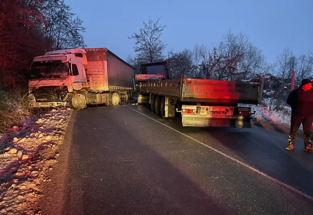 Accident în Braniștea, din cauza drumului necurățat! Două camioane au intrat în coliziune