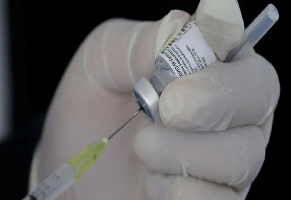 Cinci din cele 11 centre de vaccinare, își suspendă activitatea