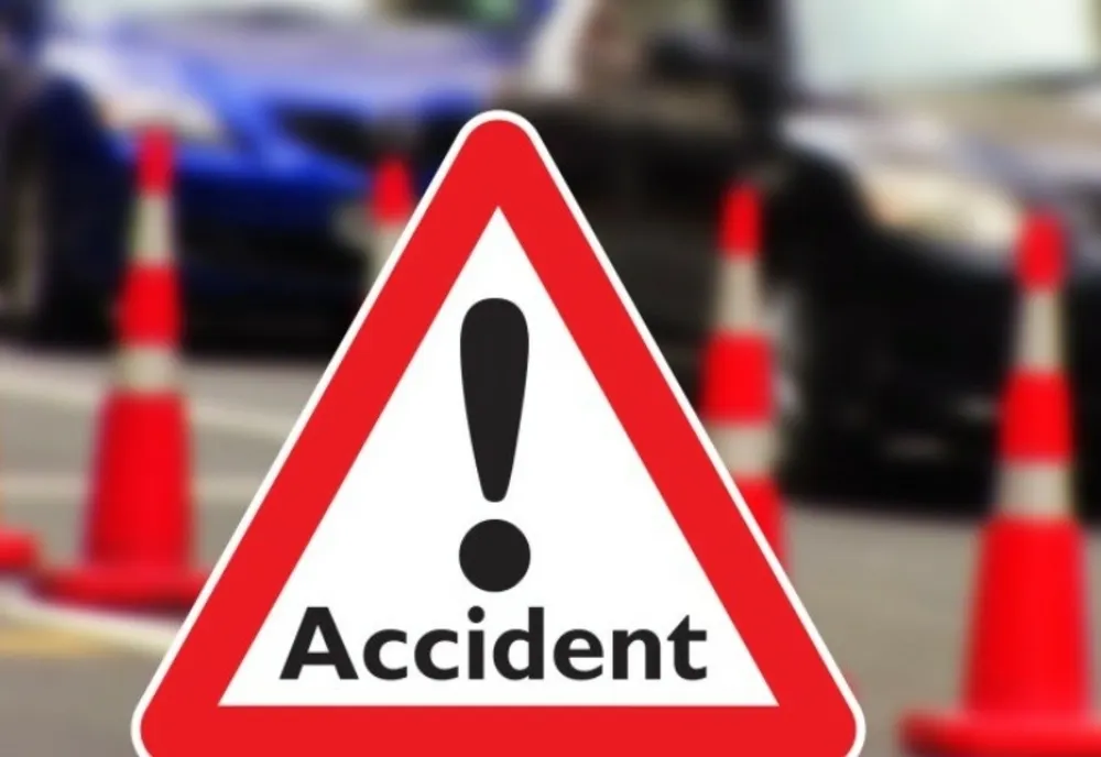 S-a răsturnat după ce a tamponat un autoturism parcat. Ce au descoperit polițiștii sosiți la fața locului