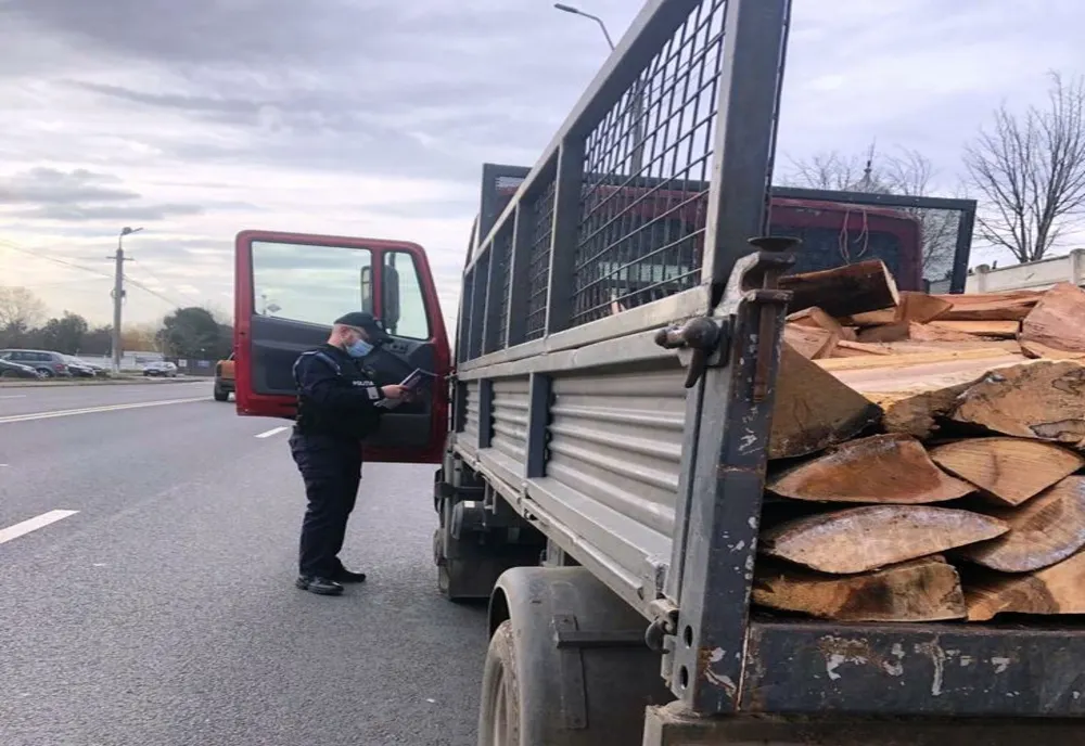 Două camioane cu lemne fără acte, descoperite de polițiști în trafic