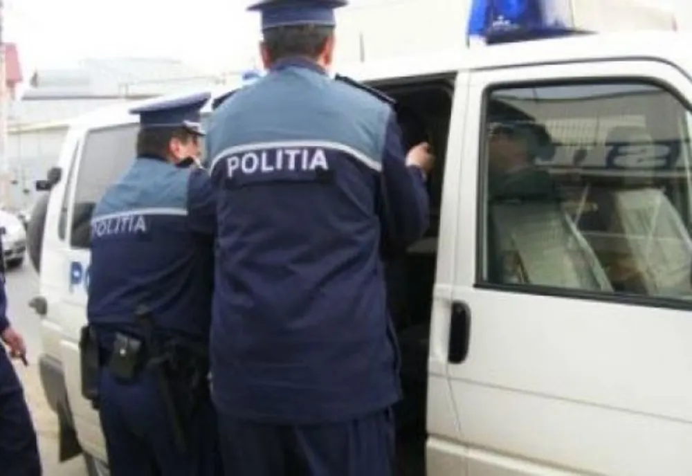 Hoți prinși la ieșirea dintr-un apartament pe care l-au scotocit în căutare de bani