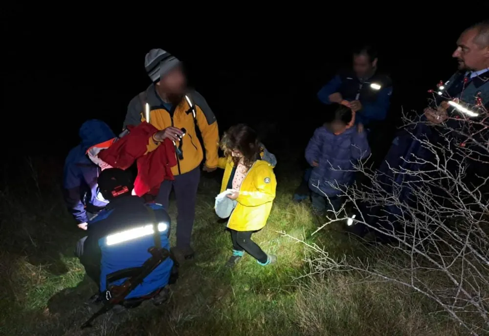 Turiști din Cluj, rătăciți pe munte, găsiți de către jandarmi si polițiști. Trei dintre ei erau copii