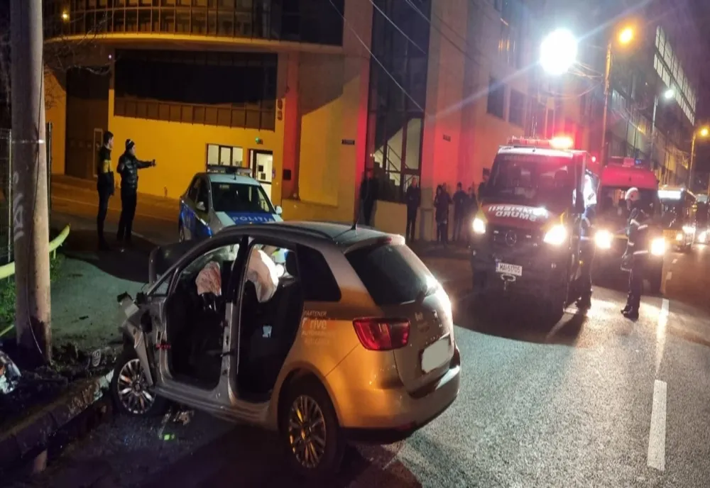 Un şofer din Alba a intrat cu maşina în stâlp, în municipiul Sibiu