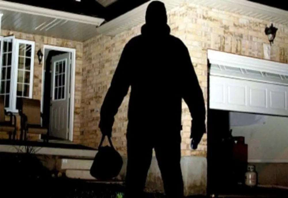 Bărbat din Alba prins de poliţişti după ce a dat o spargere în Cluj-Napoca, la sfârşitul anului trecut
