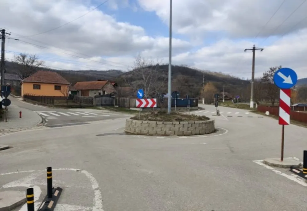 Sens giratoriu "fără sens" într-un sat din Alba cu 300 de locuitori