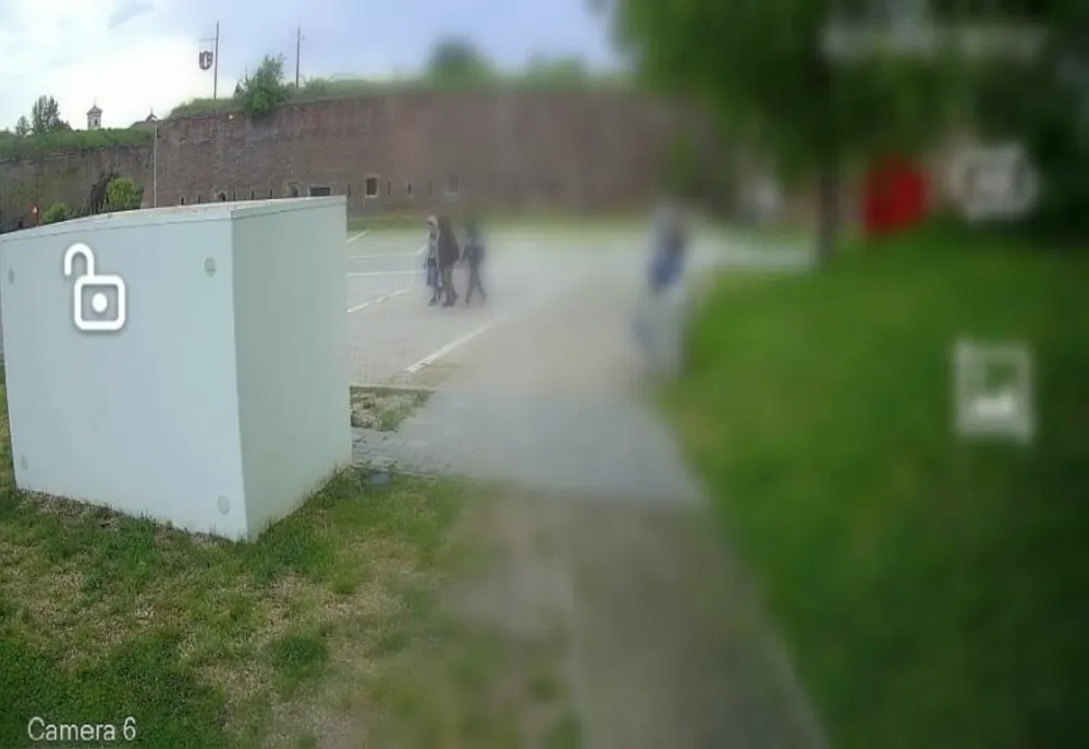 Vandali pe domeniul public: tineri din Alba, surprinși de camere în timp de „pictau” cu spray cu vopsea