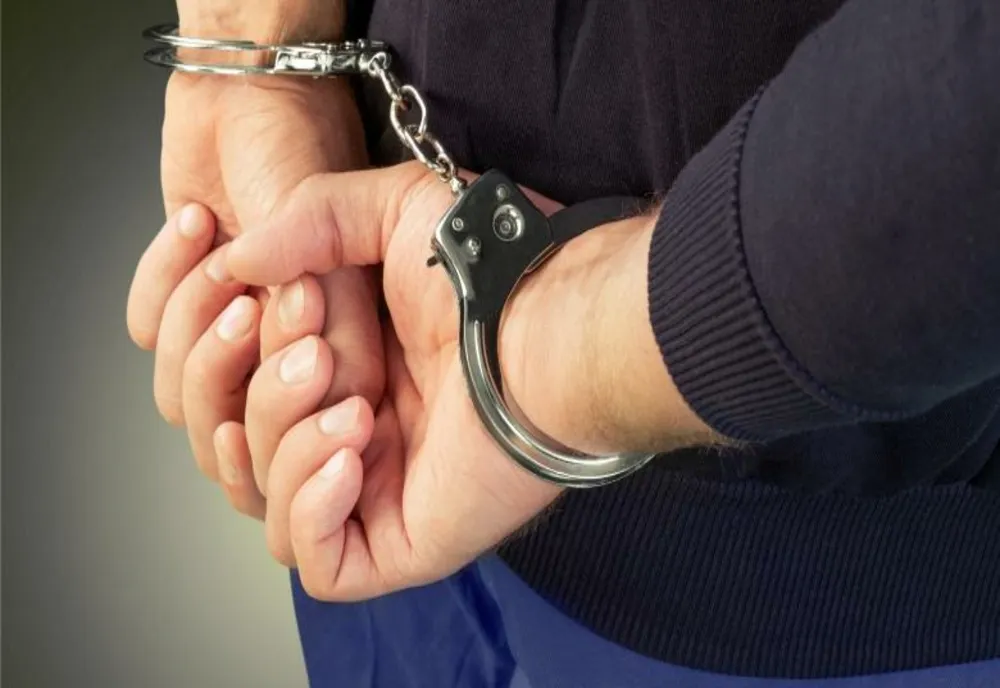 Adolescent violent, liniștit în arest! Tânărul nu era la prima ceartă cu legea
