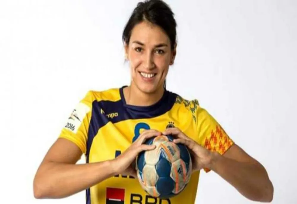 CRISTINA NEAGU A FOST DECORATĂ LA COTROCENI DE ILIE BOLOJAN PENTRU ÎNTREAGA CARIERĂ