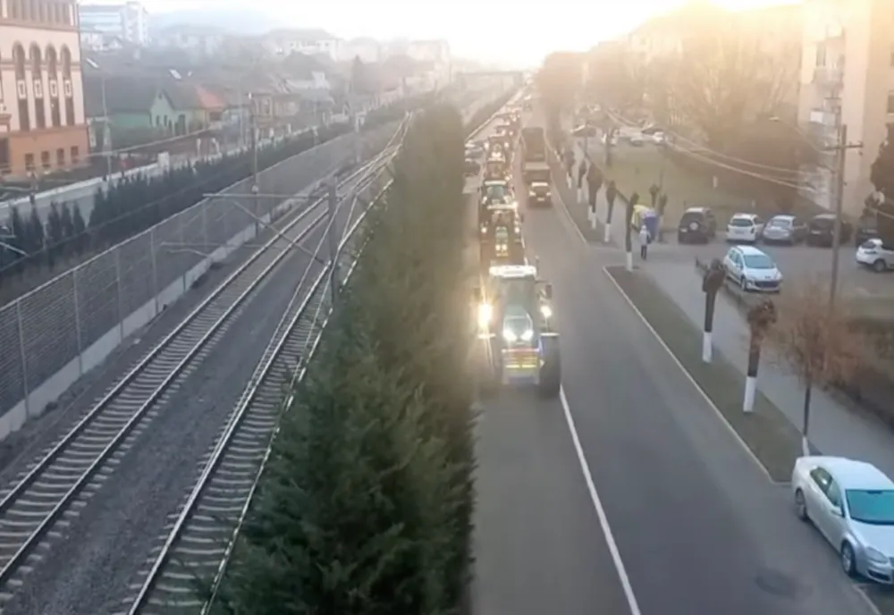 Fermierii din Alba se alătură protestelor începute de transportatori. O coloană de tractoare se îndreaptă spre Alba Iulia