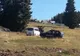 Turiști împotmoliți cu mașina, ajutați de jandarmi și polițiști