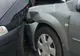 S-a urcat la volanul unei autoutilitare fără a avea permis și a lovit o mașină parcată