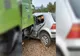Autoturism lovit de tren lângă Zlatna. Șoferul a rămas încarcerat