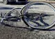 A traversat strada pe bicicletă fără să se asigure și a fost lovit de o mașină