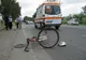 Copil de 5 ani pe bicicletă, acoșat de o autoutilitară