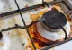 Cum cureți rapid ochiurile de la aragaz. Vor fi ca noi cu un singur ingredient pe care și tu îl ai în bucătărie