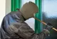 Un bărbat care dormea, jefuit de doi tineri. Ce i-au furat cei doi hoți