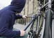 Și-a însușit o bicicletă lăsată în fața unui magazin din Cugir. Acum are dosar penal