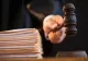 O femeie care-și plimba bebelușul s-a trezit lipită de un gard și cu un individ care i-a băgat mâinile sub fustă. Ce a pățit bărbatul