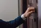 Cine are dreptul să intre la orice oră în casa ta. Dacă te opui, amenda este destul de mare